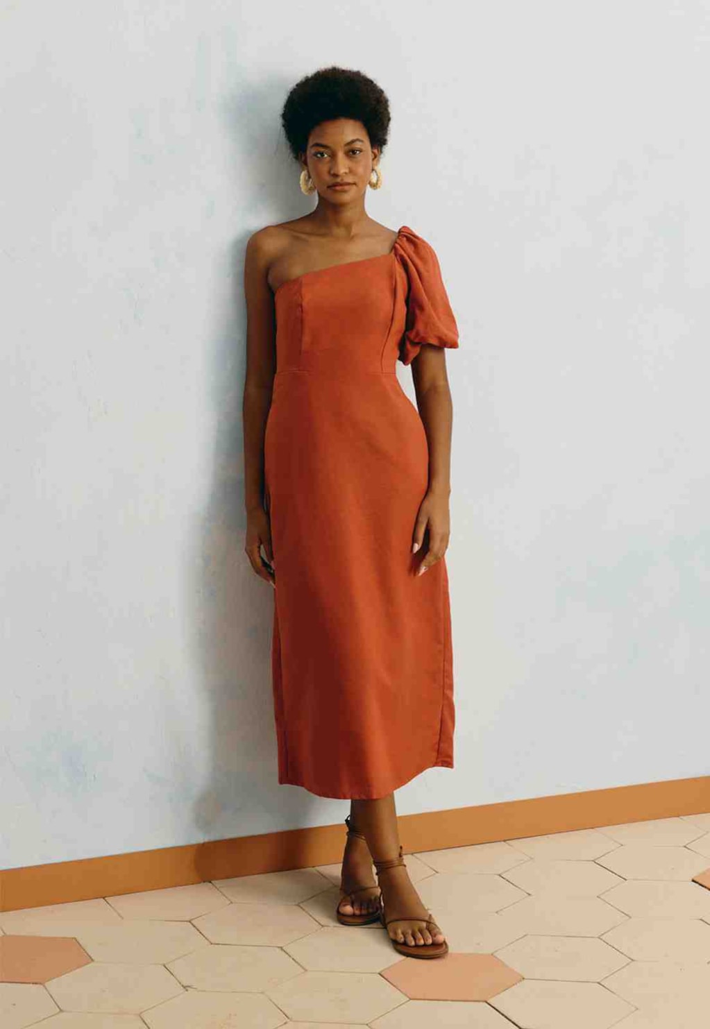 Vestido Midi Liso Um Ombro Só Manga Bufante