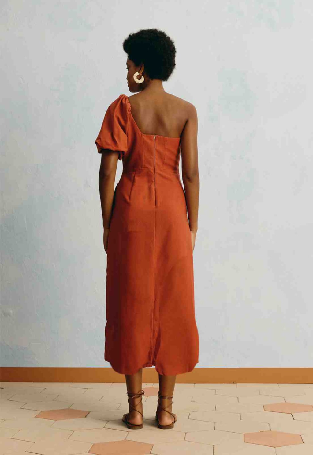 Vestido Midi Liso Um Ombro Só Manga Bufante