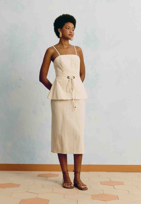 Vestido Midi Listrado Amarração Ilhós Vista Frontal