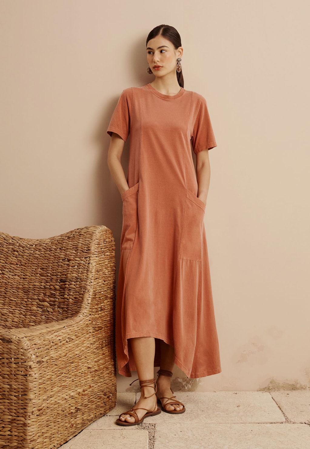 Vestido Midi Recortes com Bolso Estonado