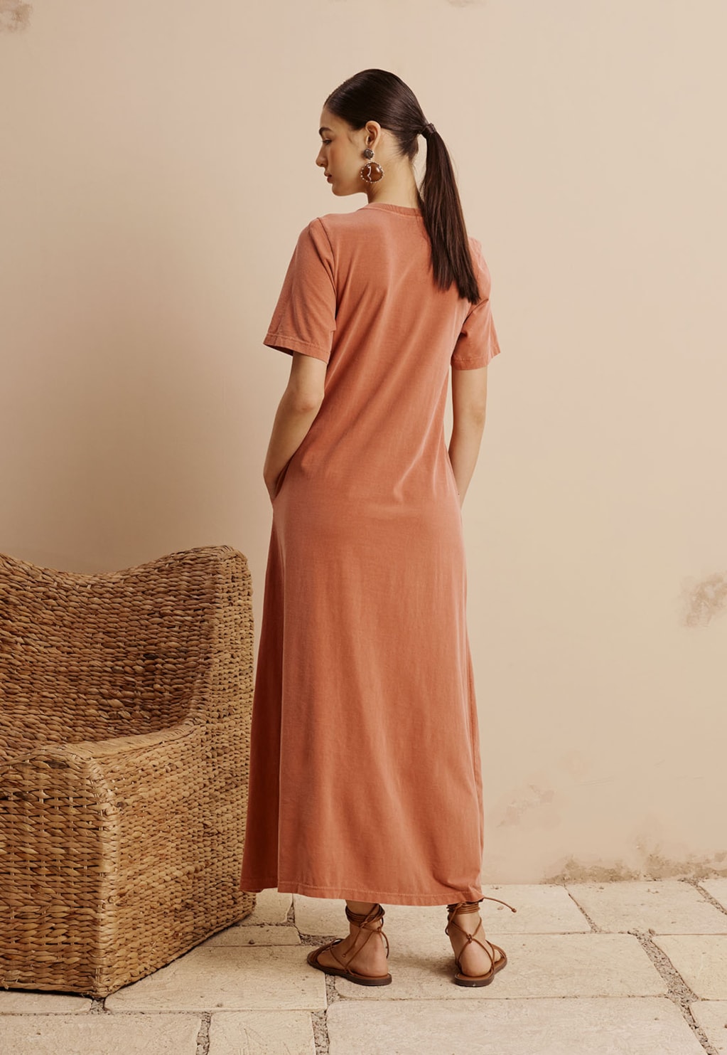 Vestido Midi Recortes com Bolso Estonado