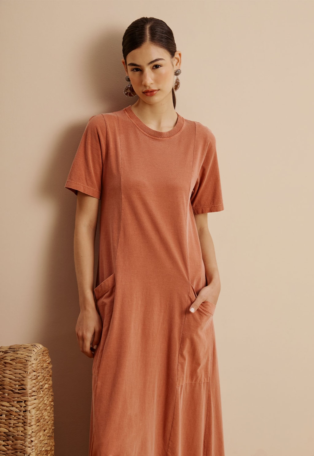 Vestido Midi Recortes com Bolso Estonado