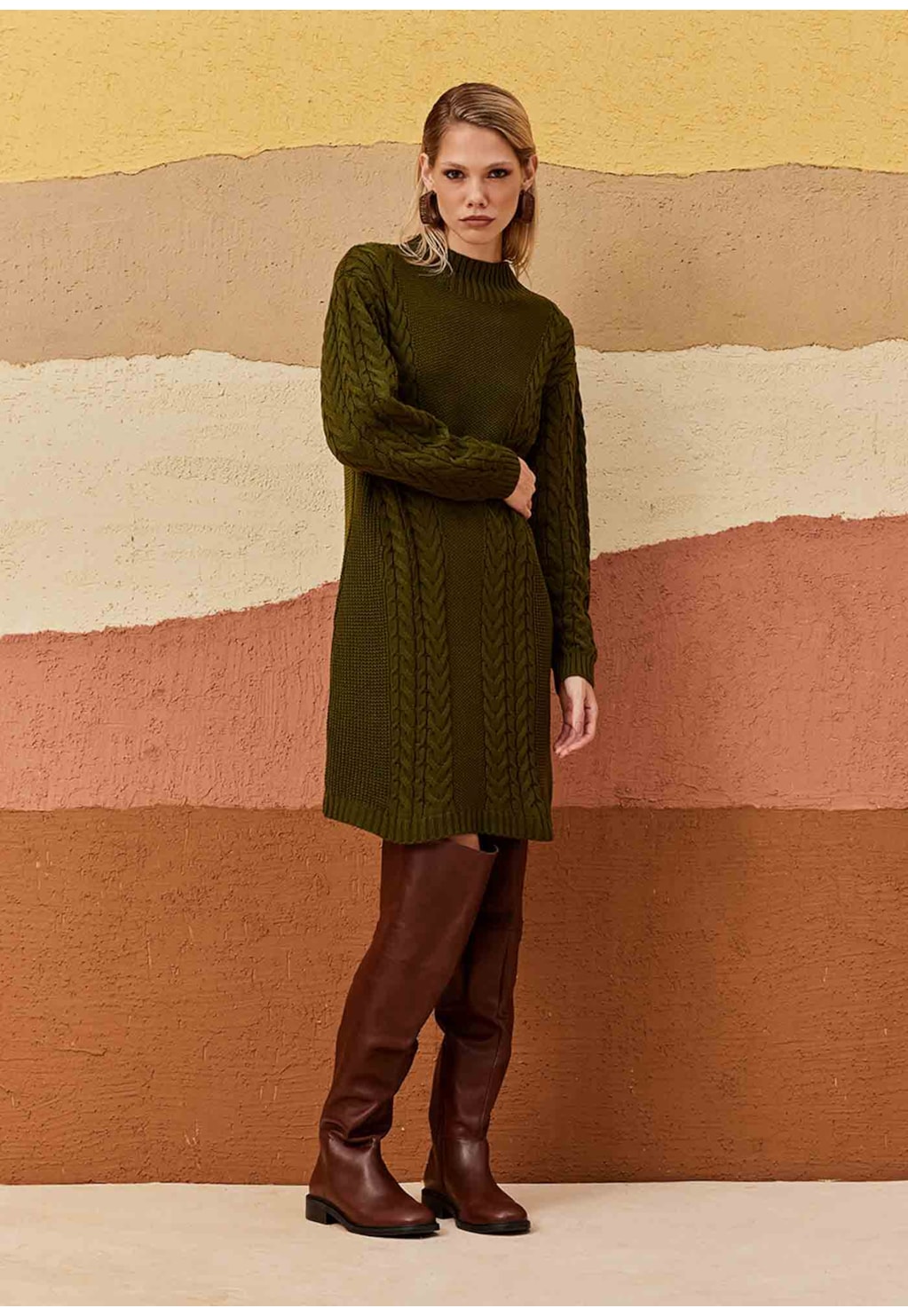 Vestido Midi Tricot Gola Alta e Tranças